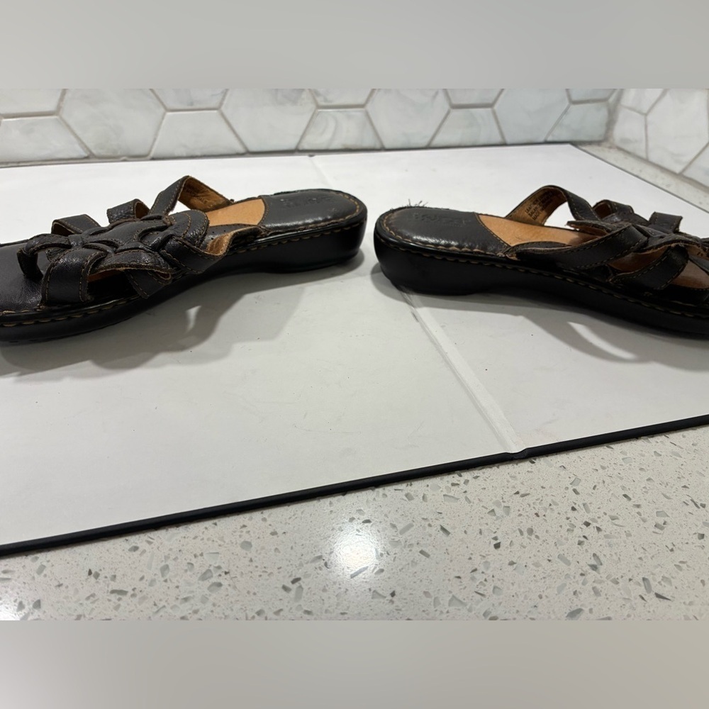 Born Woman’s Black Slide Sandal Size 6 Hand Crafted Leather Shield Design - Picture 5 of 9